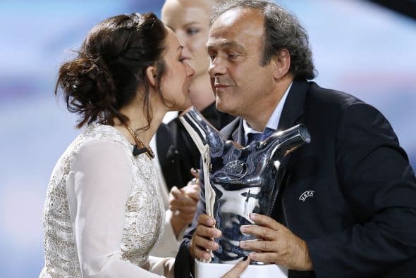 Michel Platini hizo entrega del trofeo.