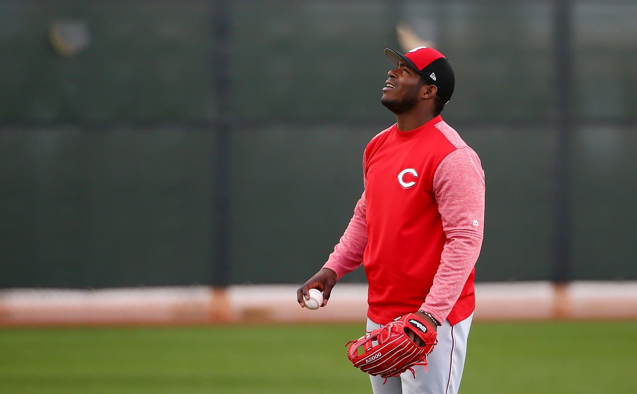 El nuevo patrullero de los Cincinnati Reds, el cubano Yasiel Puig, mira hacia el cielo mientras unos nubarrones amenazan con lluvia en el campo de entrenamiento de los Reds.