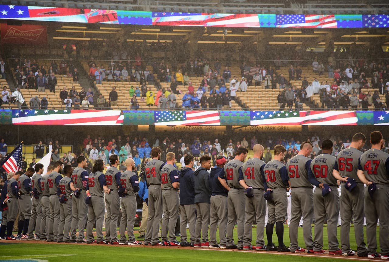 El equipo de los Estados Unidos, con mucho respeto antes de iniciar el partido.