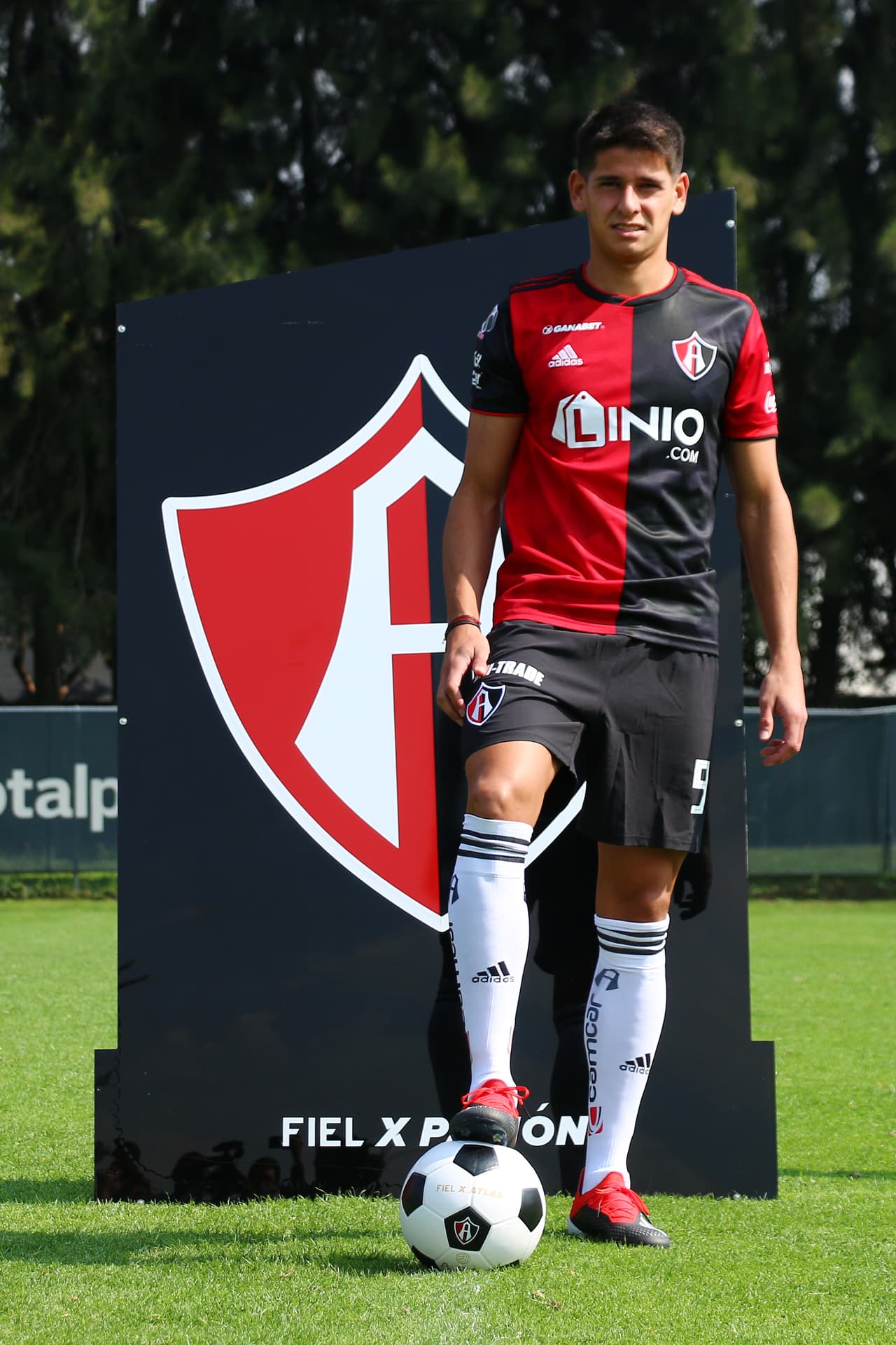 Con nacionalidad uruguaya e italiana, este jugador llegó a Atlas con un contrato a un año y opción de compra, por lo que de tener un torneo destacado podría ser jugador de exportación.