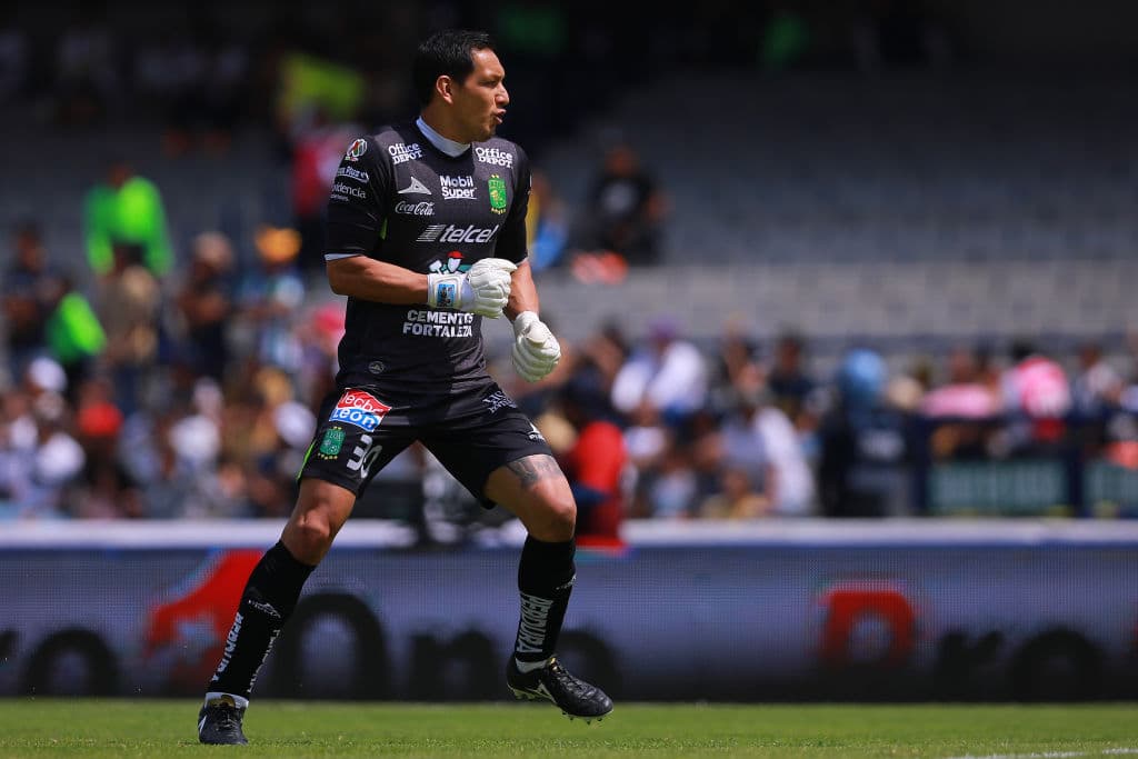 Imposible no mencionar a Rodolfo Cota del León, quien la temporada pasada apenas permitió 14 goles, liderando la liga en esa área y guiando a La Fiera a la punta de la tabla.