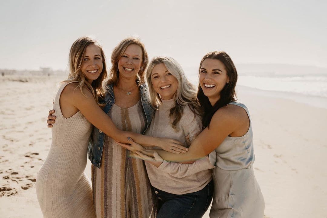 Alex Morgan, la futbolista campeona del mundo, compartió foto de las mujeres en su familia y las celebró.