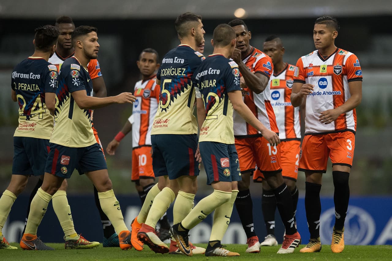 Incluso, por momentos los ánimos se calentaron entre los jugadores de ambos equipos.