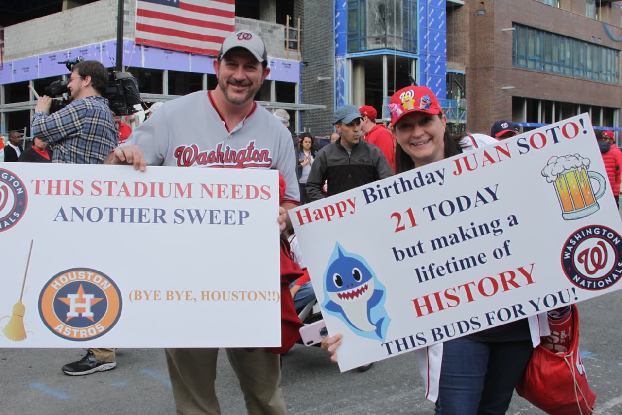 Comienza a caer la noche en Washington y los aficionados empiezan a llegar el estadio para ver el juego 3 de la Serie Mundial.