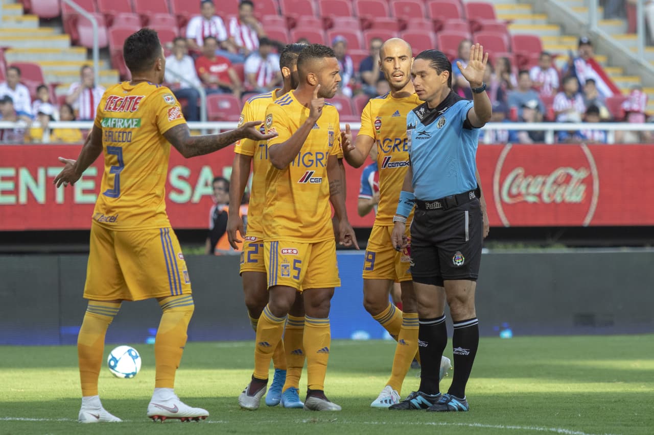 La expulsión de Carlos Salcedo, por una fuerte entrada sobre Michael Pérez, puso el partido cuesta arriba para el conjunto regiomontano.