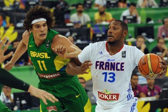 Brasil acabó imponiendo su potente juego en la pintura ante un equipo francés que acusó las numerosas bajas con las que se ha presentado en este mundial, pese a que su enorme esfuerzo defensivo a punto estuvo de darles la victoria.