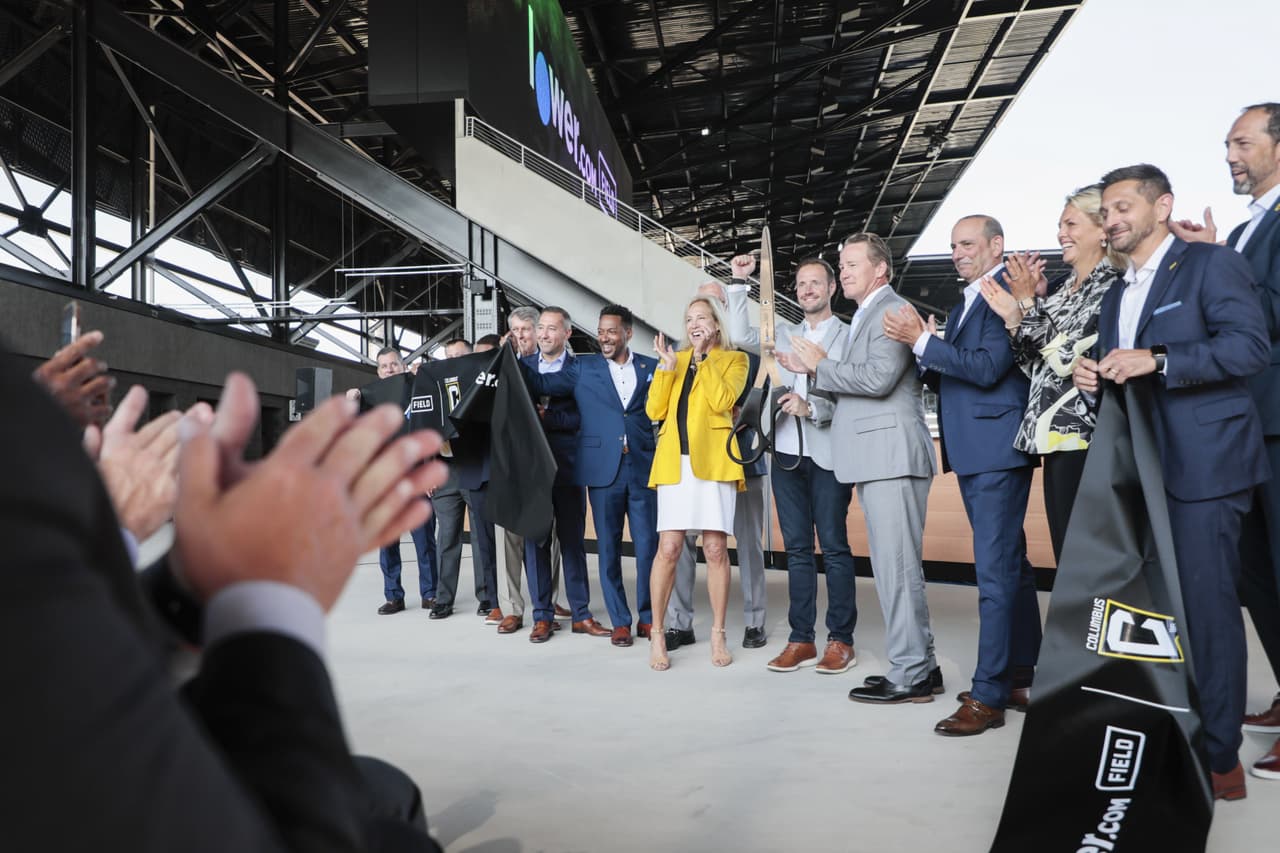 Integrantes del grupo propietario de Columbus Crew, incluyendo a la inversora-operadora Dee-Haslam durante la ceremonia de inauguraci´on del Lower.com Field.
<br>