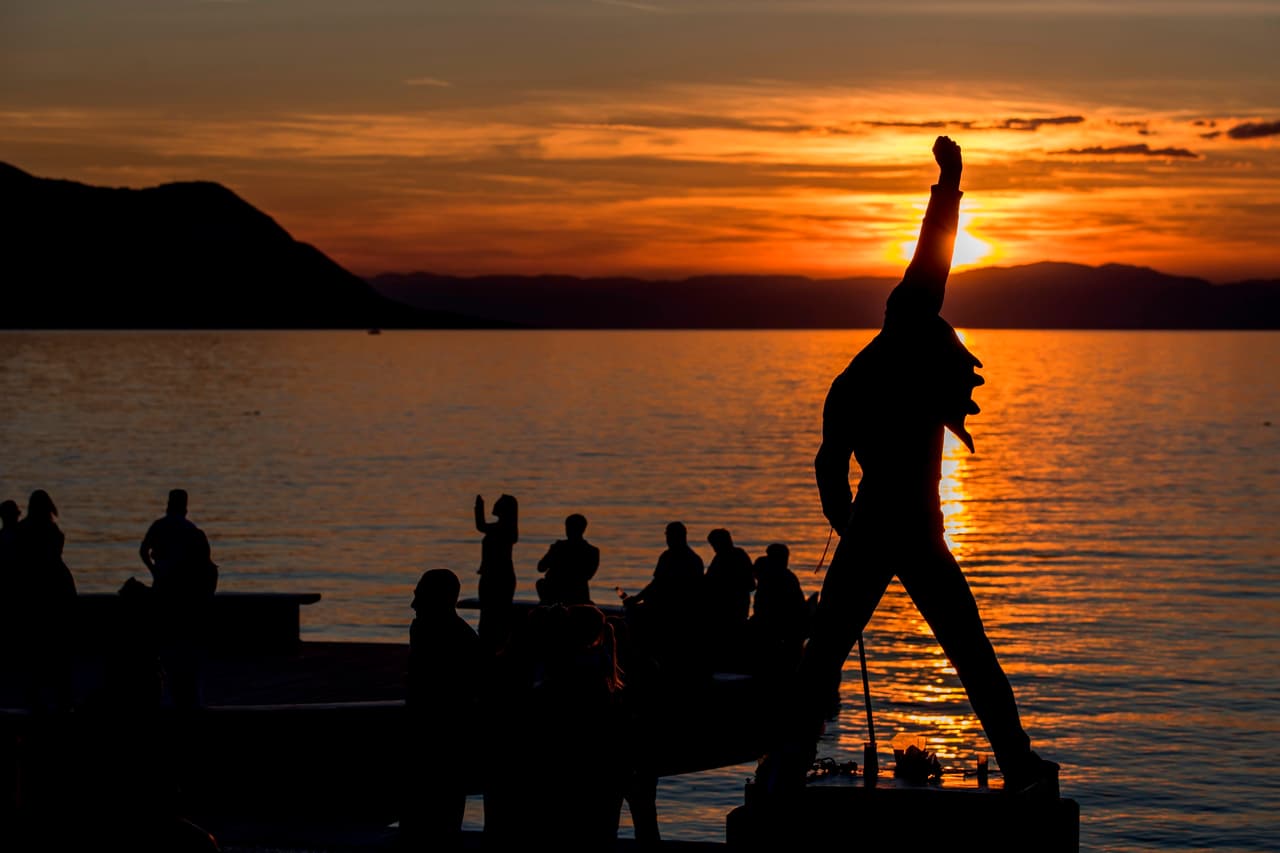 Mary Austin, su novia y amiga hasta su muerte, se encargó de cumplir con la última voluntad del cantante sobre sus restos tras la cremación.