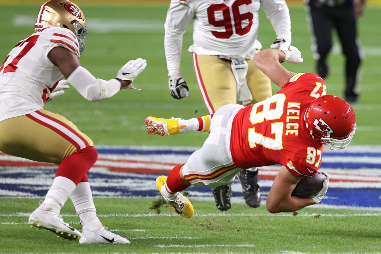 Travis Kelce #87 de Kansas City Chiefs tuvo su primera recepción del encuentro y evitó ser golpeado por defensivos de 49ers.