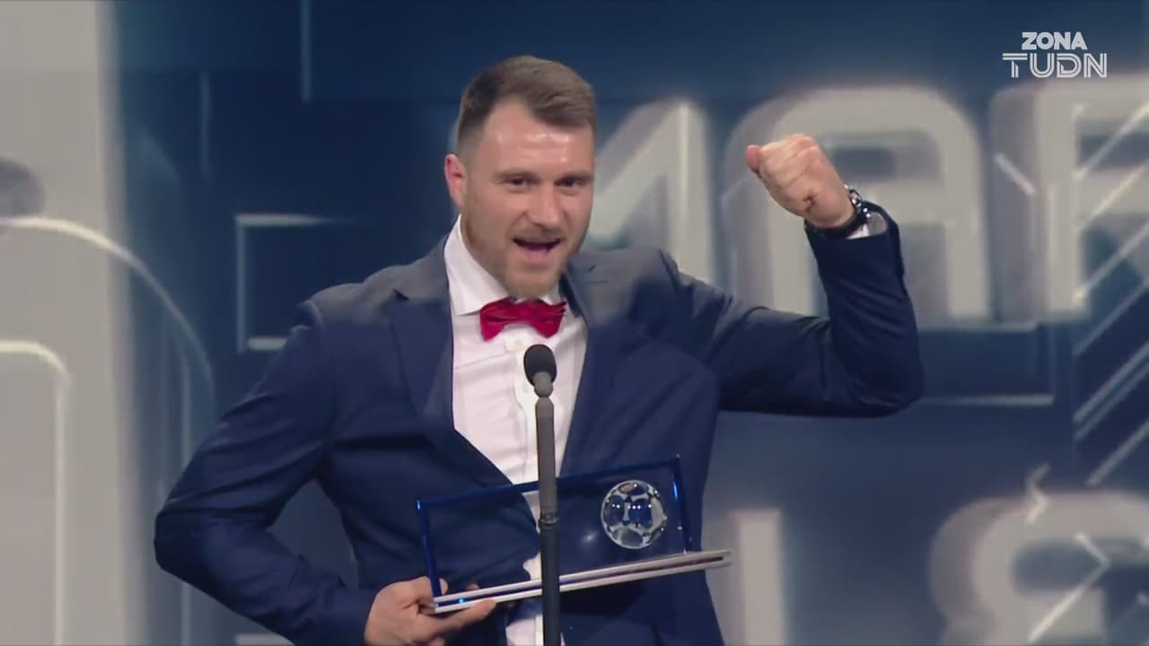 Marcin Oleksy se lleva el Premio Puskas al mejor gol