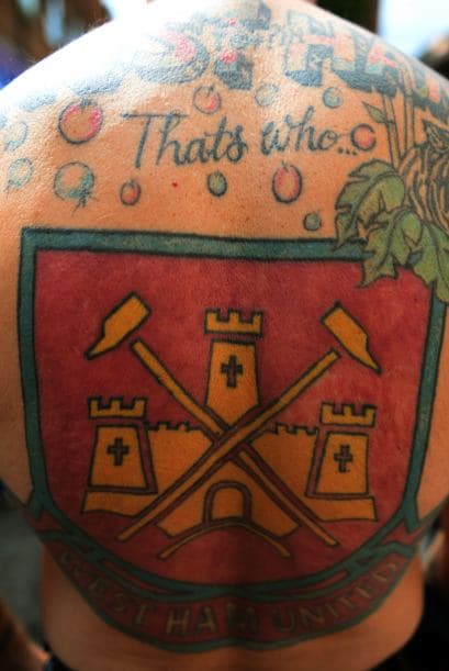 Otro seguidor del West Ham muestra sus tatuajes antes del inicio del partido.