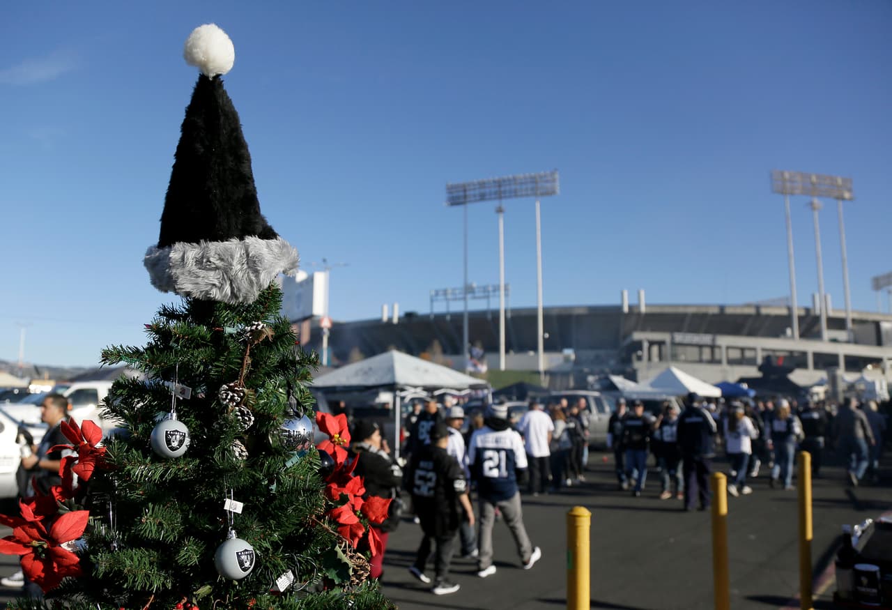 Las animadoras y los fanáticos en múltiples escenarios de la NFL en la jornada 15 vistieron la fiesta del fútbol americano de Navidad con sus atuendos y demás accesorios de las festividades.