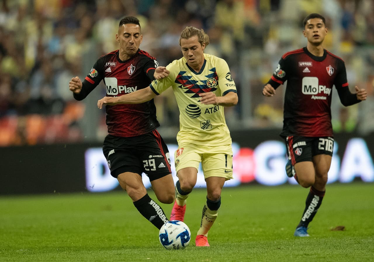 Marcelo Javier Correa disputa la pelota con Sebastián Córdova al que le comete una falta en tres cuartos de cancha.