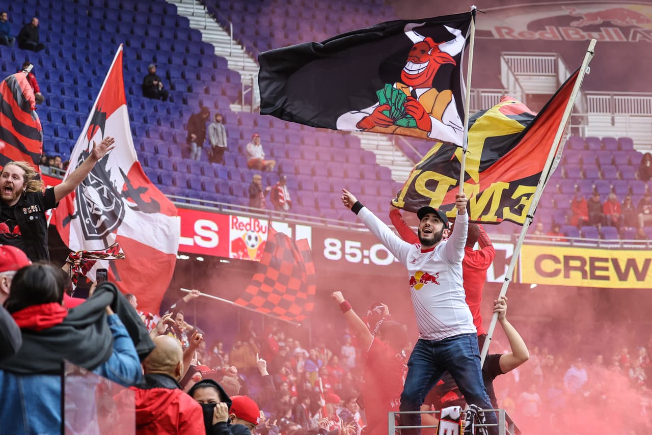 A primera hora del domingo, New York Red Bulls recibió a Columbus Crew SC.