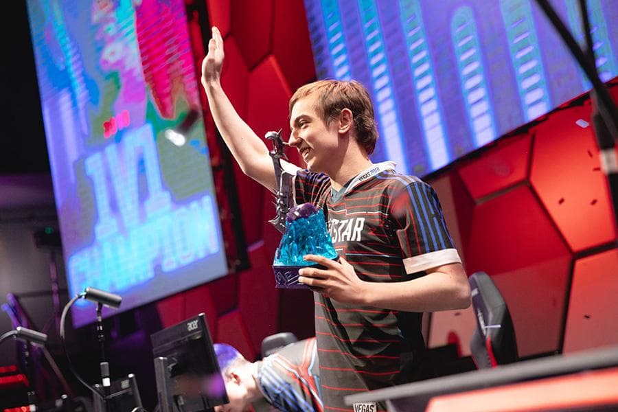 Caps ganando el 1v1 del All-Stars de inicio de temporada