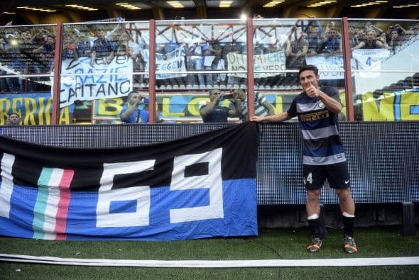 Javier Zanetti llegó al Inter en 1995. Disputó con este equipo 865 partidos. El jugador extranjero con más partidos en el 'Calcio', el segundo en la Serie A después de Paolo Maldini, fue homenajeado sobre el césped milanés.