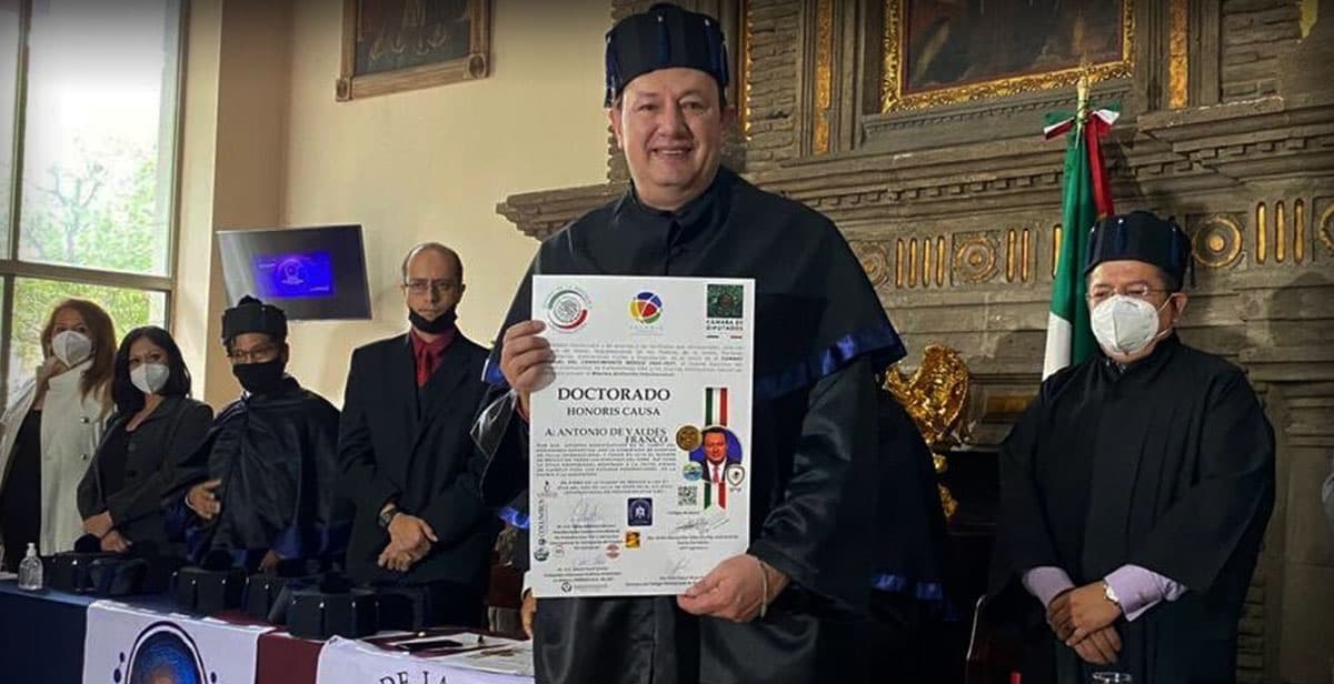 Toño de Valdés recibió el Doctorado HC por su trayectoria