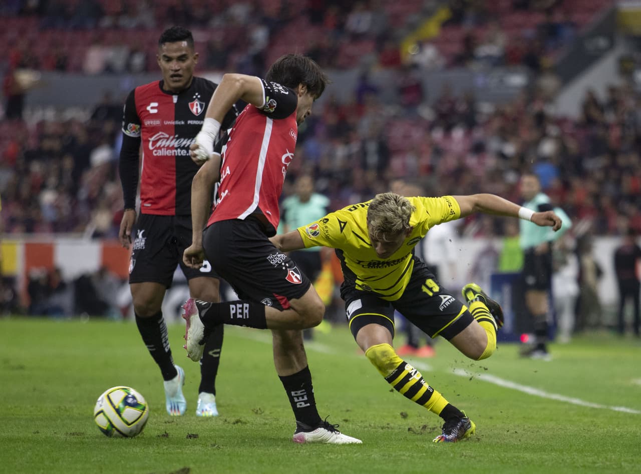 Con anotaciones de Julio César Furch (61) y Julián Quiñones (74 de penal), Atlas finalmente debutó con triunfo ante su gente en la Jornada 2 de Clausura 2023. Mazatlán encontró el descuento vía Nicolás Benedetti al 85’, pero no le alcanzo para llevarse un punto.
