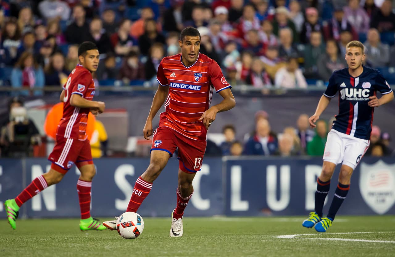 TESHO AKINDELE | Anotó dos de los cuatro goles que FC Dallas le clavó a New England Revolution.
