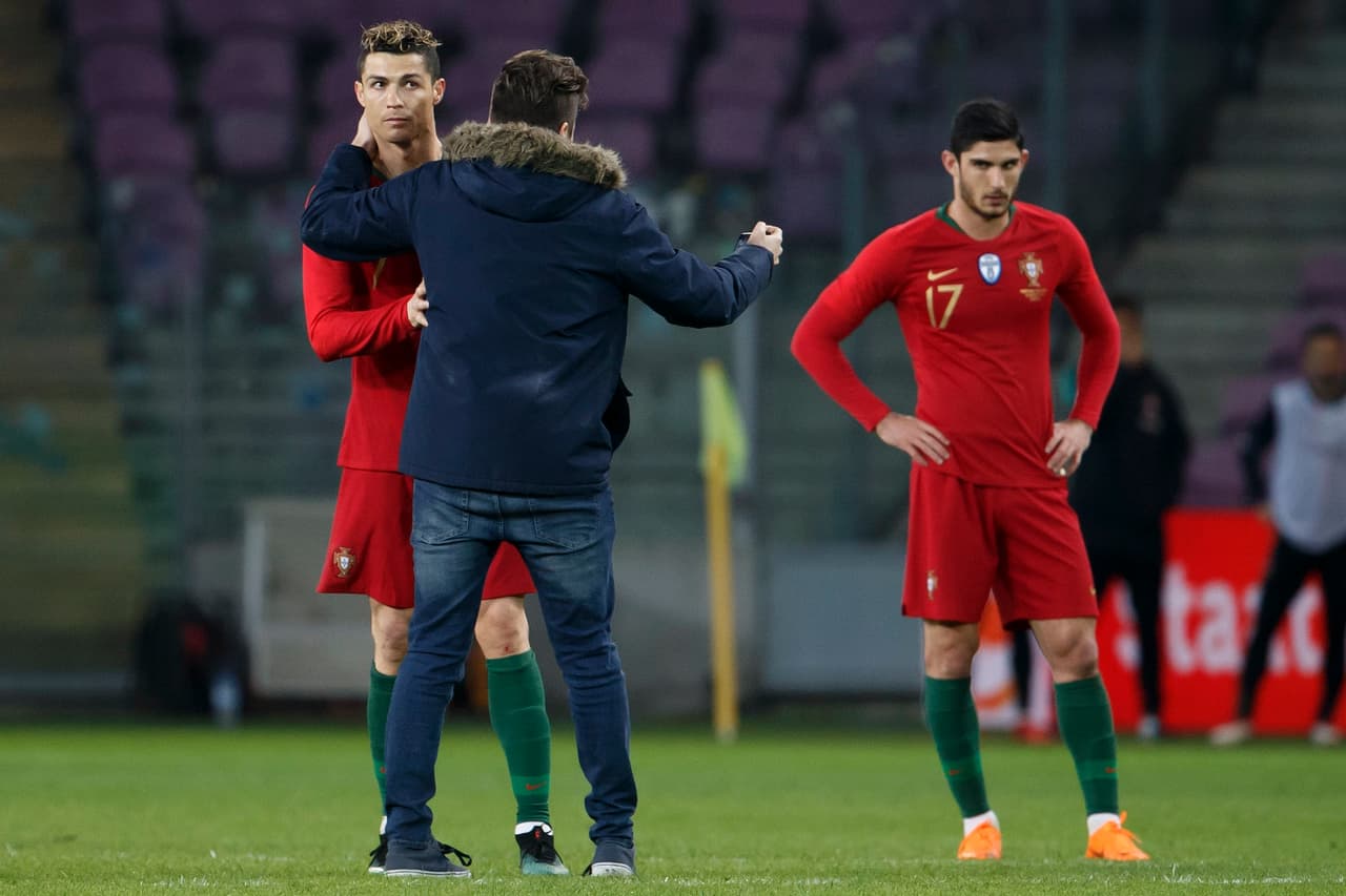 Primero, un joven con su celular haciendo lo que parecía una transmisión en vivo mientras abrazaba y besaba a Cristiano Ronaldo, quien estaba incómodo.