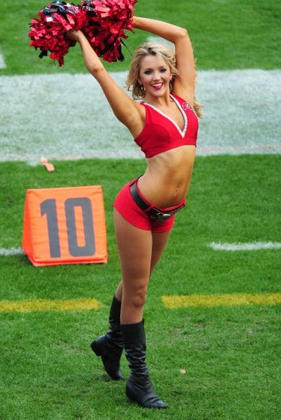 Las porristas de la NFL con sexys atuendos para enseñar sus hermosas figuras que calientan los emparrillados.