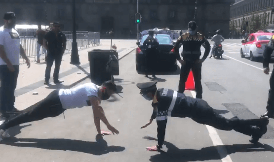 Policía y atleta paralímpico gana reto de lagartijas y se hace viral