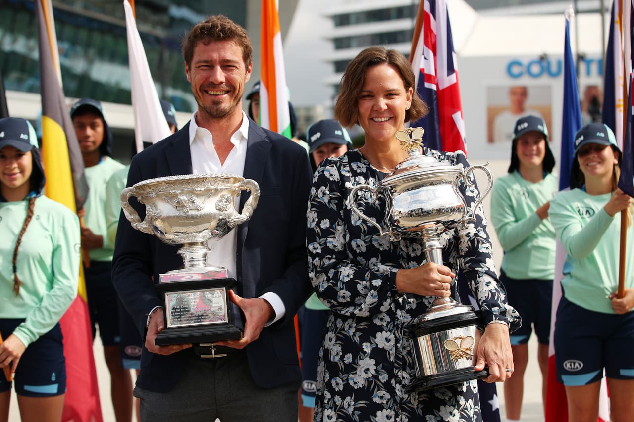Marat Safin y Lindsay Davenport posando con la Norman Brookes Challenge Cup y la Daphne Akhurst Memorial Cup en la ceremonia de bienvenida para el Australian Open en Melbourne Park.