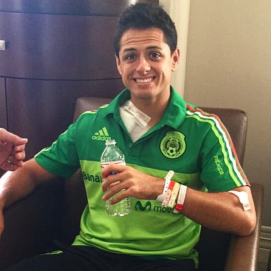 'Chicharito' en el hospital tras su operación.