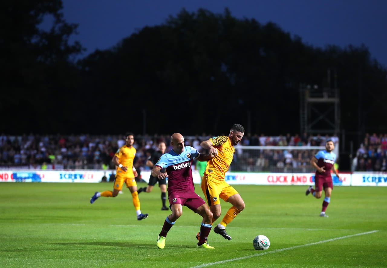 Luchan por la posesión del balón Padraig Amond de Newport County y Pablo Zabaleta de West Ham United.