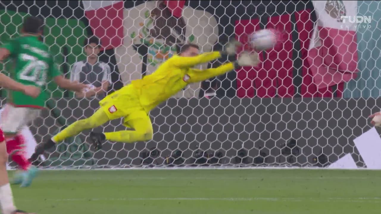 ¡Con el estilo de Borgetti! Martín remata de cabeza y Szczęsny reacciona