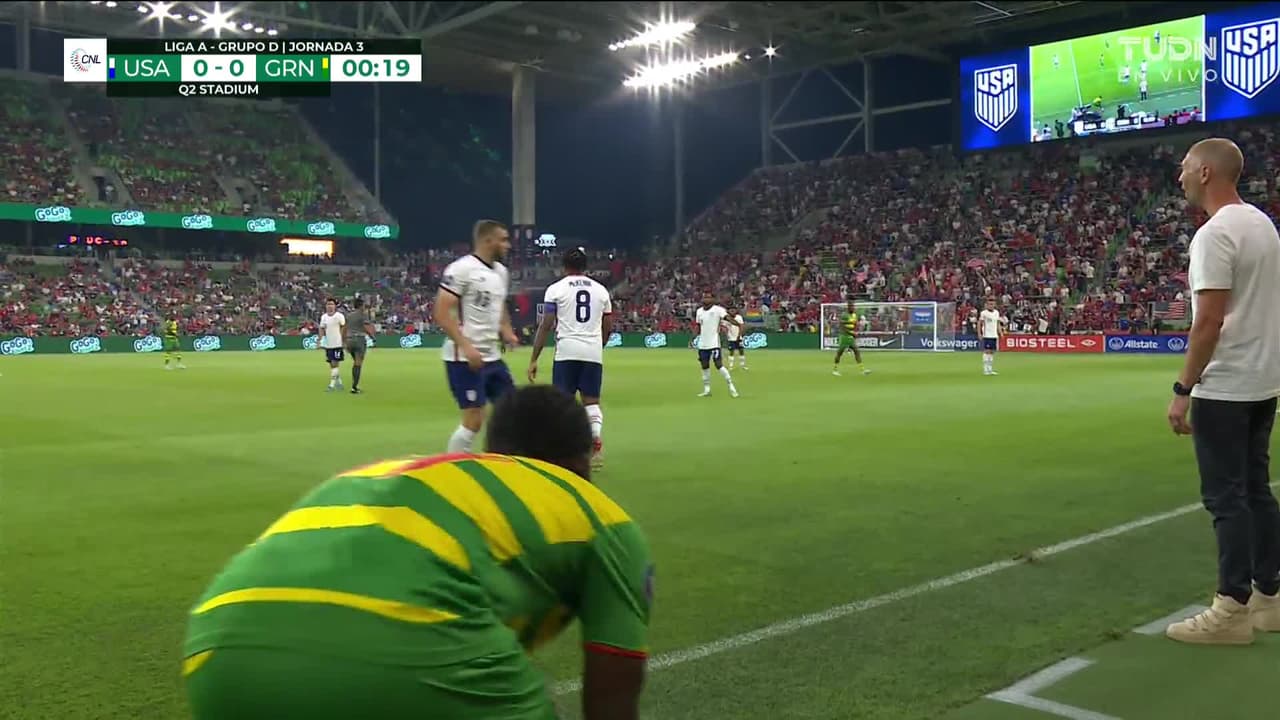 Arranca el partido y la pelota está en juego.