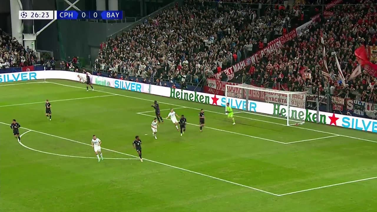 ¡TIRO ATAJADO! disparo por Mohamed Elyounoussi.