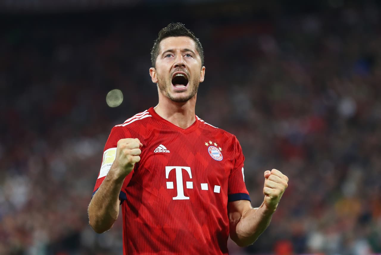 <b>3. Robert Lewandowski (Bayern Munich / Polonia) - </b>Aunque dejó mucho que desear en la Copa del Mundo –sin un solo gol para su país– cada vez que se pone la playera de los Bávaros todo cambia y se ve la cara de un delantero feroz y que pocas veces falla frente a la portería.