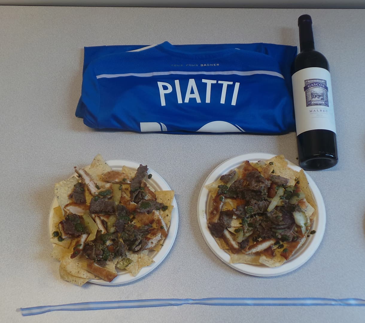 Agrega entonces la Carne Asada con el Chimichurri a los platos.