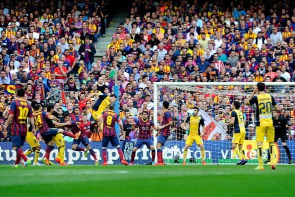 Hasta que a los 4 minutos Diego Godín saltó más que nadie en un tiro de esquina.