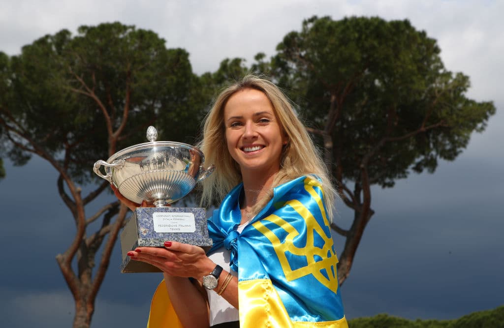 Elina Svitolina tiene 23 años, es ucraniana y se acaba de consagrar como la campeona del Abierto de Italia 2018 y de paso refrenda su corona en este certamen, la cual se adjudicó en 2017 en Roma.