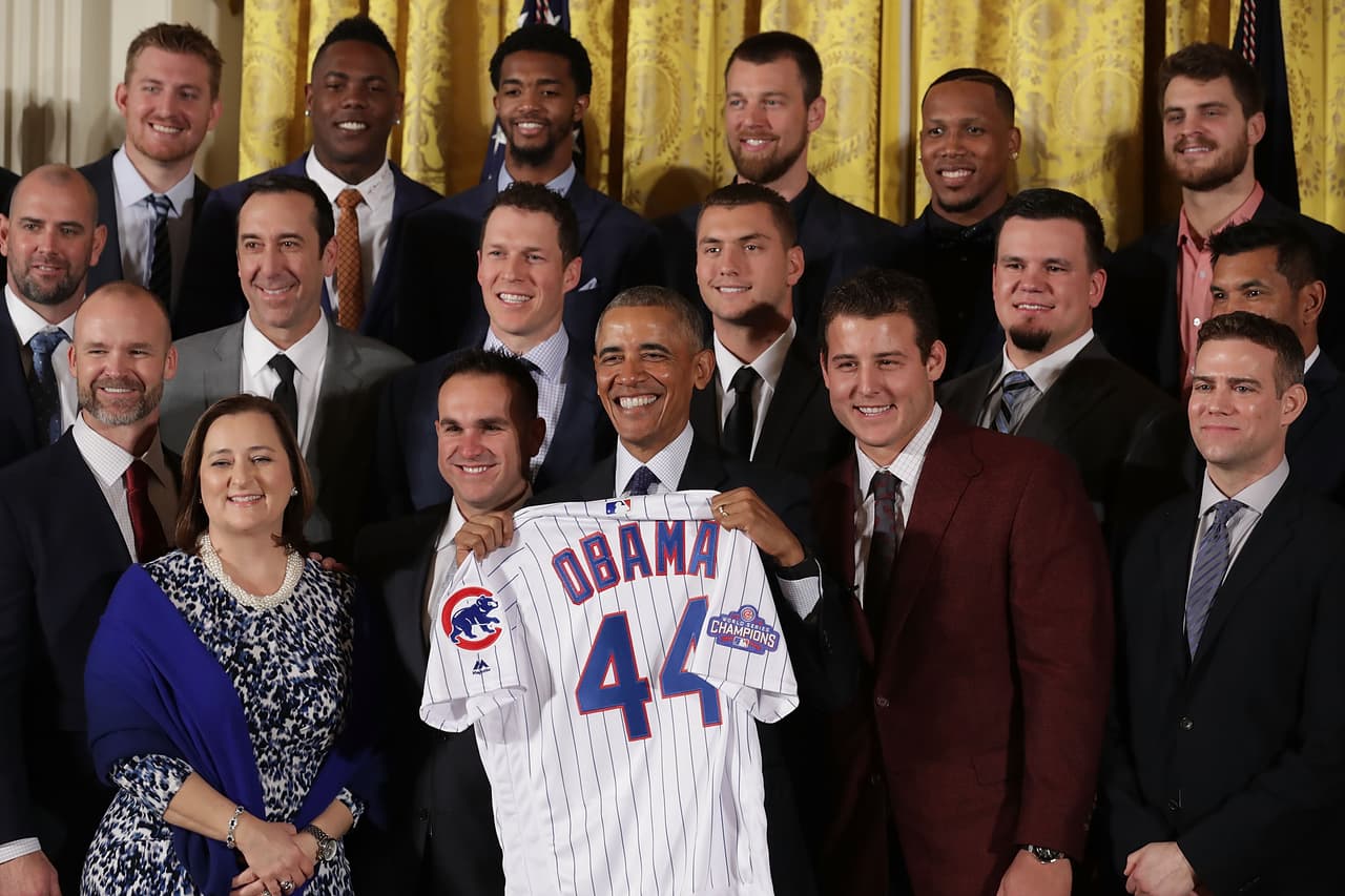 Apenas concluyó el "Clásico de Otoño", cuando los Cubs ganaron por 4-3 a Cleveland, tras remontar una desventaja de 1-3 en la serie al mejor de siete, Obama los invitó a la Casa Blanca, bromeando en Twitter si el equipo quería hacer la visita antes que culminara su mandato.