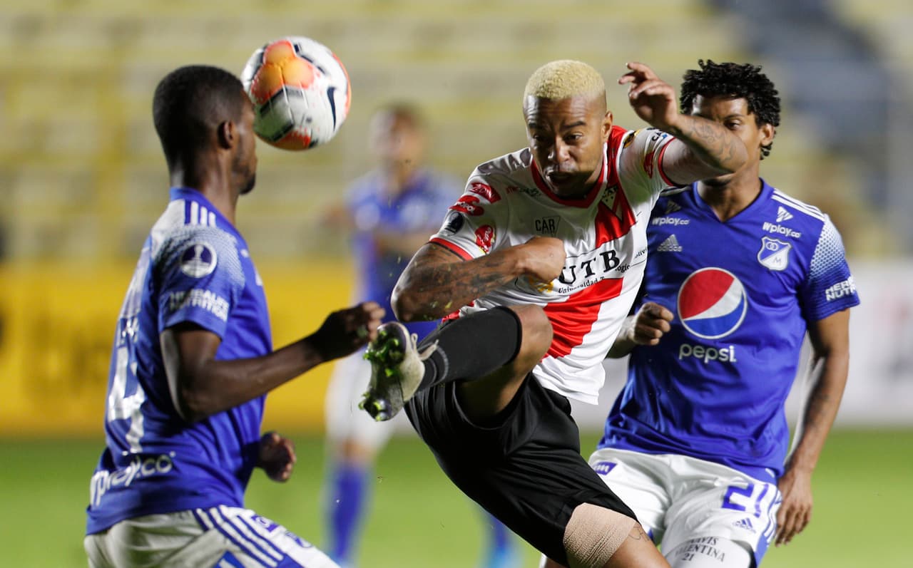 El equipo boliviano, Always Ready, utiliza una equipación muy parecida a la de River Plate incluso con el short y las calcetas en negro.