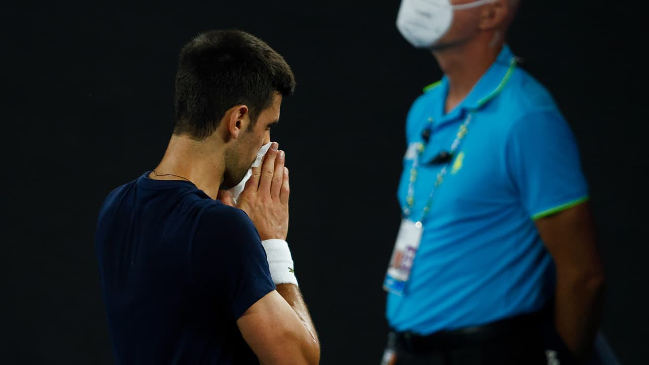Djokovic es captado sin cubrebocas en vuelo de regreso a Serbia