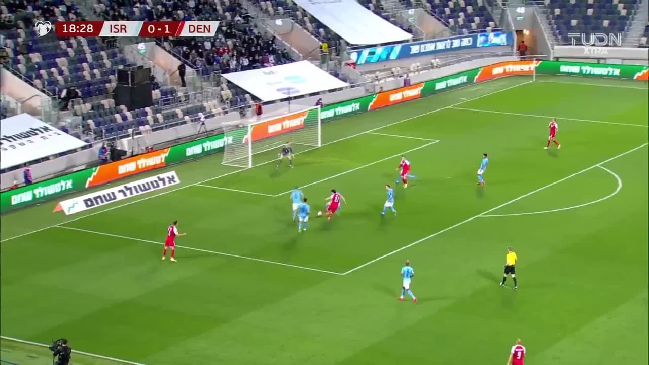 ¡TIRO ATAJADO! disparo por Yussuf Poulsen.