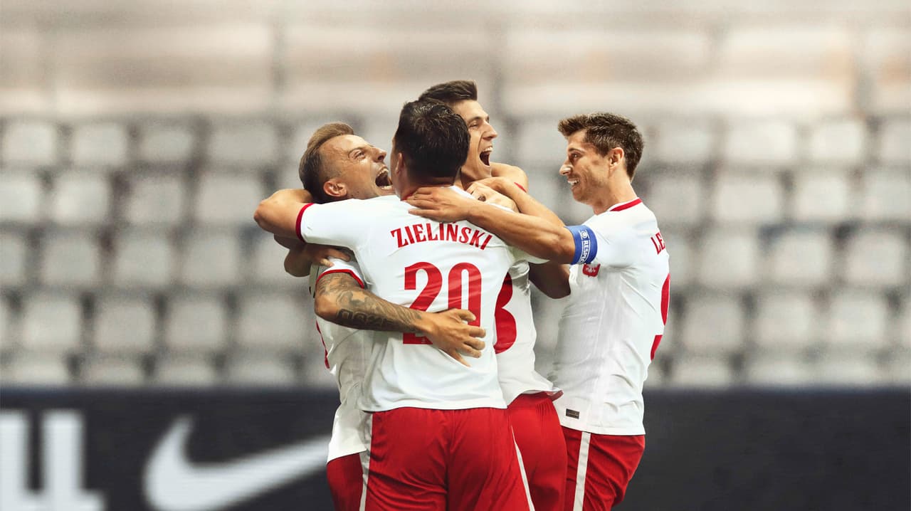 Con el regreso del águila al corazón de la camiseta, el uniforme se remonta a finales de la década de 1970 y principios de la de 1980, cuando Polonia terminó dos veces en tercer lugar del mundo.