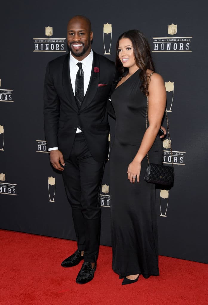 Vernon Davis (izquierda) - Tight end, Washington Redskins. Lo acompaña su esposa.