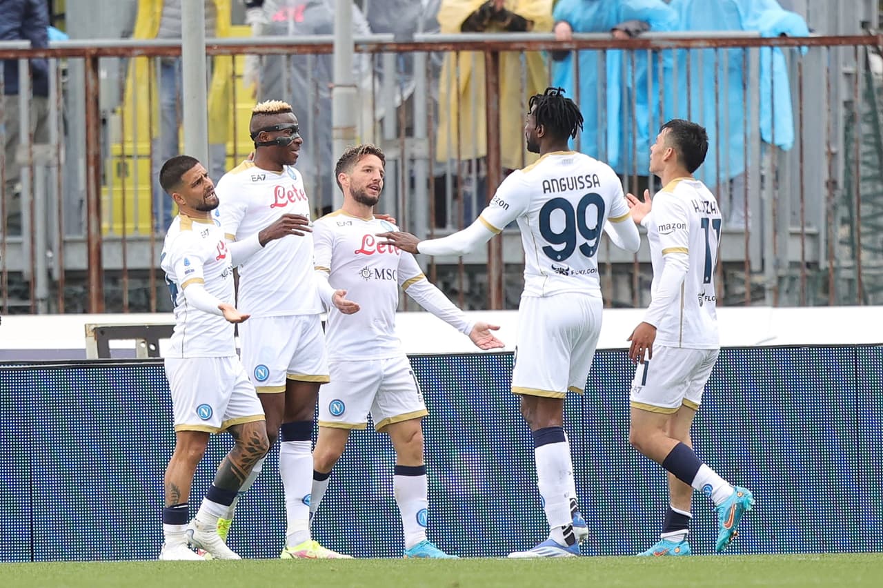 Hirving Lozano dio pase a gol, pero el Napoli se alejó de la lucha por el Scudetto con la épica remontada del Empoli para ganar 3-2 tras ir abajo 0-2 hasta los últimos 10 minutos en la Serie A.