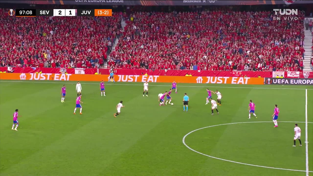 ¡TIRO ATAJADO! disparo por Dusan Vlahovic.