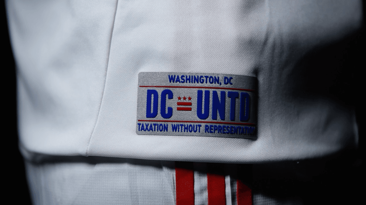 Bandera y escudo de la ciudad presentes en el uniforme de D.C. United. (Crédito: D.C. United)