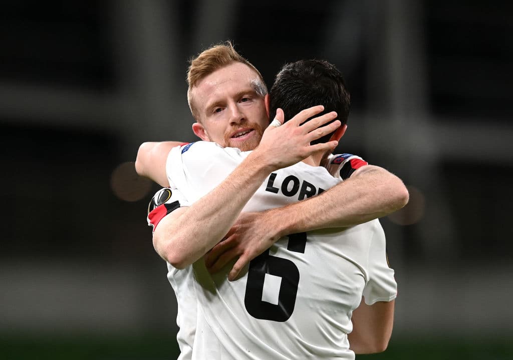 El Arsenal se impone al Dundalk 4-2. Los goles para el equipo irlandés corrieron a cargo de Flores y Hoaré, mientras que para los 'Gunners', Nketiah, El Nenni, Willock y Balogun le dieron la victoria a su equipo, pasando invictos a la siguiente ronda de la Europa League.