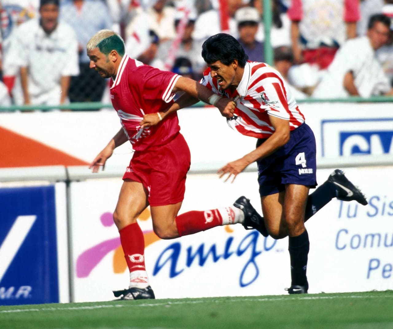 Chivas y Toros Neza alcanzaron la gran final y quedaron 1-1 en el partido de ida. Aquí se aprecia a Mohamed siendo marcado por Claudio Suárez.