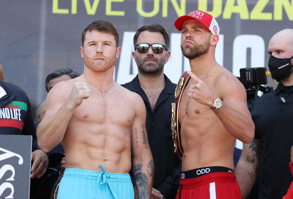 El primero en subir fue Billy Joel Sanders que salió en color rojo, playera y shorts, presumiendo su cetro de la OMB marcó 167.8 libras; posteriormente llegó el turno para el mexicano Saúl ‘Canelo’ Álvarez quien salía en una pijama tono turquesa, recibió el apoyo de los mexicanos y que dejó la báscula en 167.4 libras.