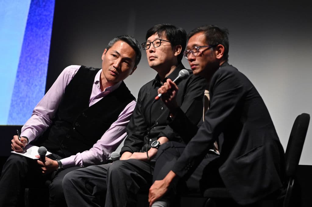 Perseguido por las bandas y por un dispositivo policial que parece abarcar toda la ciudad, Zhou deberá enfrentarse a los límites de lo que está dispuesto a sacrificar tanto por esta extraña como para la familia que dejó atrás.