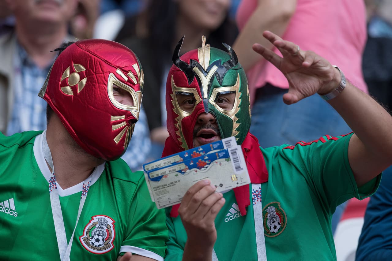 No importa donde juege México, la afición tricolor siempre hace el viaje para mostrar su apoyo de las maneras más creativas.
